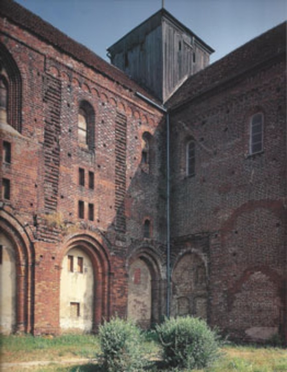 Südliches Querschiff der Zisterzienser-Klosterkirche von Kolberg mit Klosterschule 340