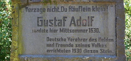 Gedenkstein mit der Aufschrift "Verzage nicht, Du Häuflein klein!" Gustav Adolf landete hier Mittsommer 1630. Deutsche Verehrer des Helden und Freund seines Volkes errichteten 1930 diesen Stein.
