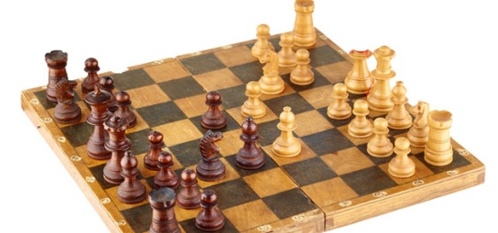 Schachfiguren auf ein Schachbrett