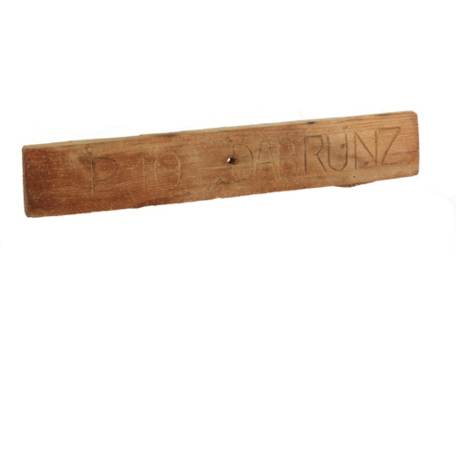Holz mit einer Nummer und dem Namen "Dabrunz"
