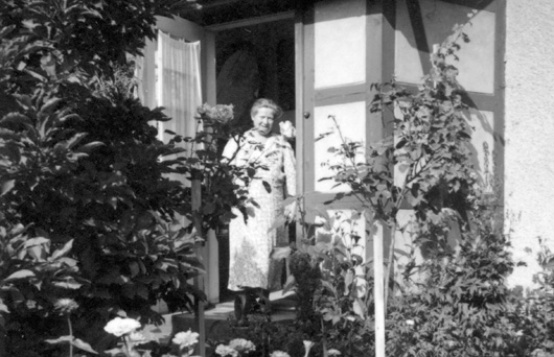 Marie Hager an der Tür ihres Hauses
