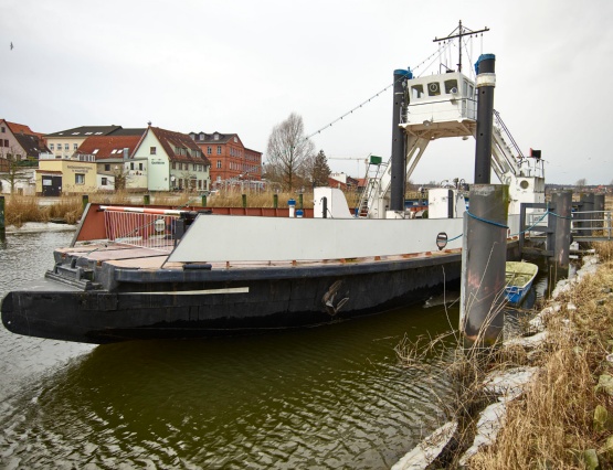 Bild mit Gesamtansicht des ältesten Einendfährschiffes Deutschlands 2400 Bild