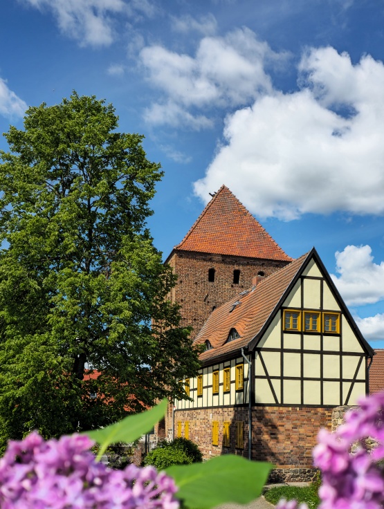Museum Pasewalk © Foto: Museum der Stadt Pasewalk Prenzlauer Tor mit dem angrenzenden Fachwerkgebäude, mit Garten im Vordergrund
