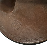 Stempel in der Bodenplatte der Bronzefigur